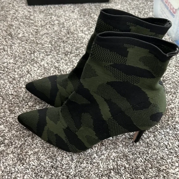 Pump booties - Picture 1 of 5